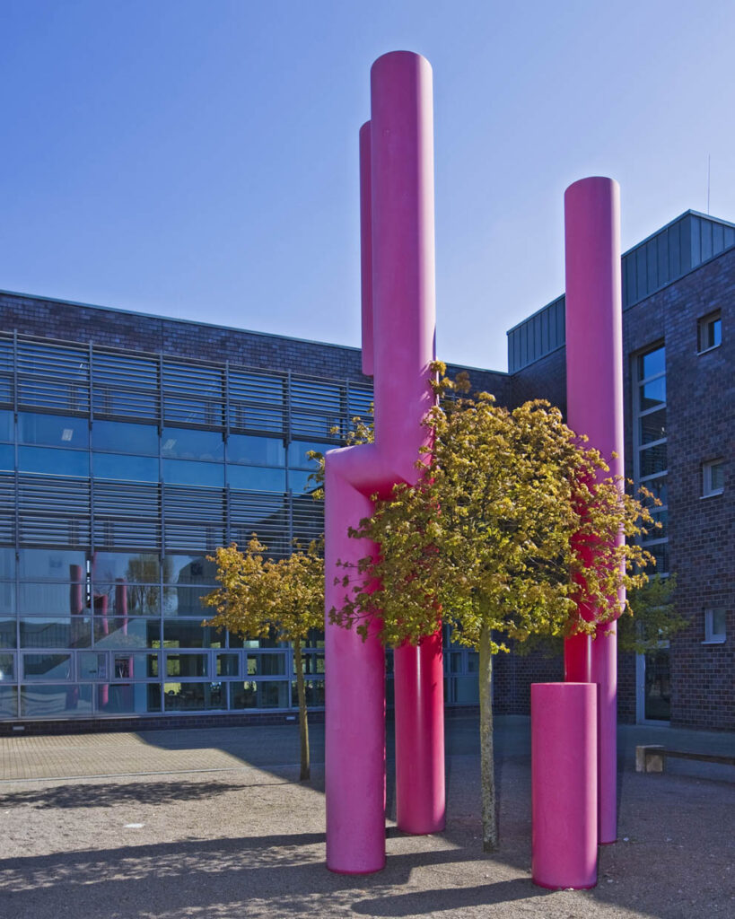 Friedrich Graesel, Saeulen fuer eine Akademie 2001, Bochum, Skulptur aus drei roten, unterschiedlich, grossen verwinkelten Stahlsaeulen